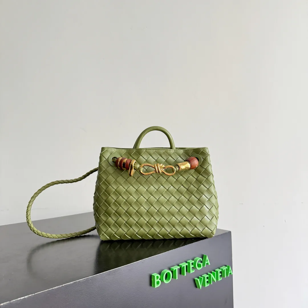 The new Andiamo batch of 3060 BV is shipped‼ ️The classic intercciato weaving process is used to create a soft bag, the metal knot is made of micro-cast aluminum using jewelry technology🪢, and the decorative beads are made of metal and hand-polished oak, allowing you to jump repeatedly between elegance and fun💃, making it unpredictable. Classic and versatile, it shows off your temperament, and the bag has a large capacity, making it very convenient for daily commuting! It has a variety of carrying methods, the shoulder straps can be adjusted by yourself, the original lambskin feels soft and delicate, and the unisex style breaks gender boundaries and brings a more practical and long-lasting use experience. The Andiamo, which has both elegant and casual styles, perfectly interprets the "fashionable old money style". Style number: 743568+wood hardware Color: Matcha green Size: 25*22*10.5cm